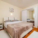 Nur 100 Meter Zur Kristallklaren Adria Daire Jadranovo