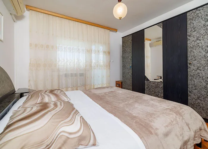 Nur 100 Meter Zur Kristallklaren Adria Jadranovo