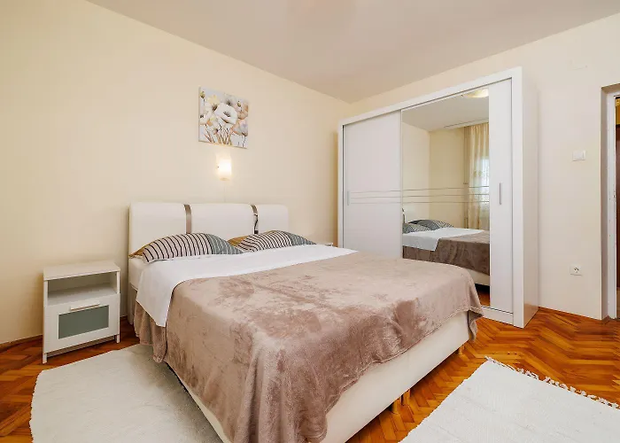 Nur 100 Meter Zur Kristallklaren Adria Daire Jadranovo